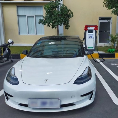 محطة شحن للسيارات الكهربائية العامة في الهواء الطلق مع واجهة CCS Type 2 CHAdeMO