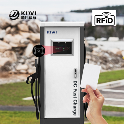 محطة شحن للسيارات الكهربائية العامة في الهواء الطلق مع واجهة CCS Type 2 CHAdeMO